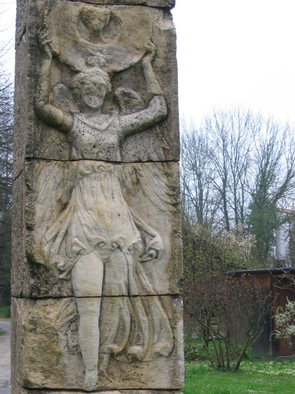 Detail de la Victoire ailee.jpg